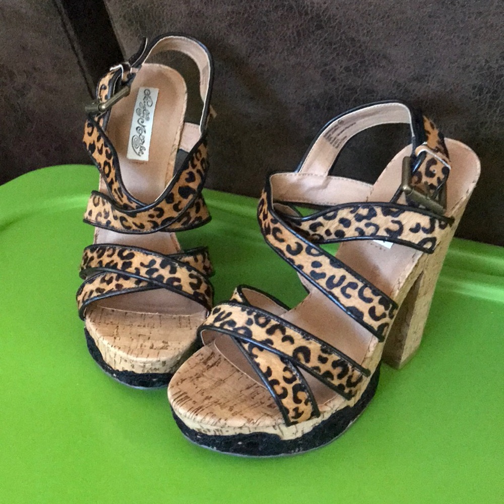 Women’s Lace design cheetah heels. Size 9 1/2